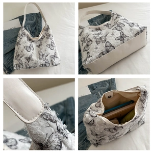 Détails du grand sac cabas blanc avec imprimé papillon et texture de pompons effilochés