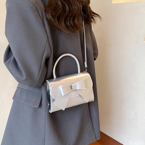 Silberne Handtasche mit großer Schleife, Perleffekt und elegantem Griff für Damen