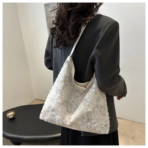 Gros plan détaillé du sac cabas en toile blanche avec motif papillon et franges
