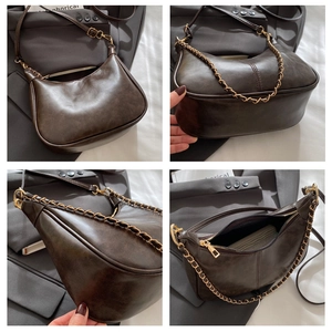 Vues détaillées d'un sac hobo marron foncé avec chaîne dorée et grande capacité