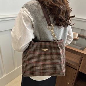 Retro-Shopper aus Wolle mit Hahnentrittmuster, Lederriemen und goldener Kette am Körper