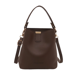 Sac seau moderne en similicuir marron foncé avec poignée et finitions dorées chic