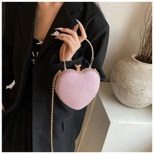 Sac de soirée pailleté rose pâle en forme de cœur avec chaîne dorée et anse ronde