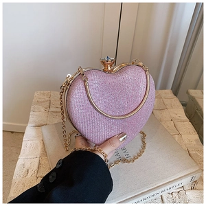 Vue détaillée du sac de soirée coeur rose pailleté avec cadre doré et fermoir bijou