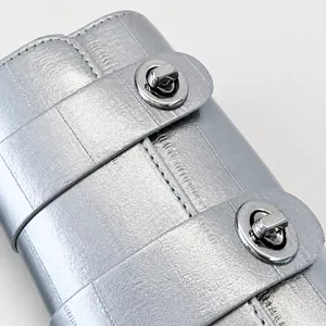 Detailopname van de zilveren metalen sloten en stiksels op de vierkante handtas
