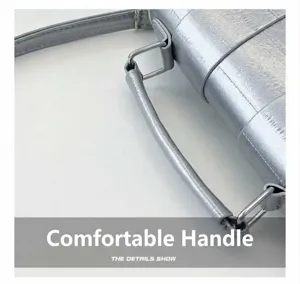 Detailopname van het zilveren handvat met textuur en vierkante metalen gesp op de tas