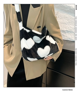Detalle de bolso tote grande de felpa con estampado de corazón y chaqueta de otoño