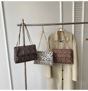 Trois sacs à bandoulière léopard en café, crème et marron avec sangle chaîne