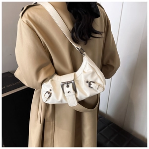 Dettaglio borsa a mezzaluna bianca lucida con fibbie vintage e trama a pieghe chic