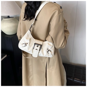 Dettaglio borsa in pelle beige con fibbia vintage in metallo e design a pieghe morbide