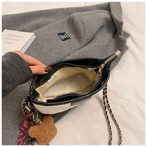 Détails de l'intérieur du sac matelassé avec bandoulière chaîne et breloques déco