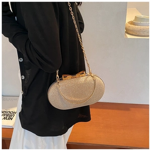 Dettaglio della borsa clutch glitter color champagne con chiusura a fiocco e catenella