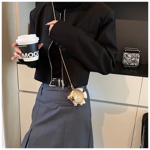 Detailansicht der goldfarbenen Mini-Tasche in Fischform mit Schuppentextur und Kette
