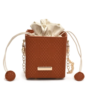 Schicke braune gewebte Box-Tasche mit cremefarbenem Kordelzug und goldener Kette