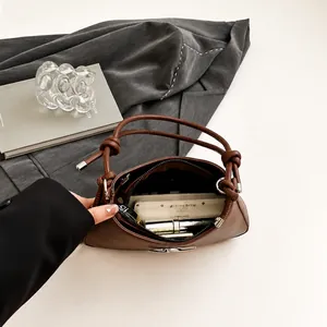 Detalle de la gran capacidad interior de este bolso de mano de cuero marrón oscuro