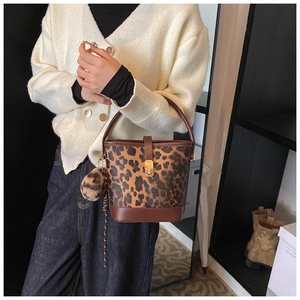 Detail der Bucket Bag mit Leopardenmuster, braunem Lederboden und Metall-Drehverschluss
