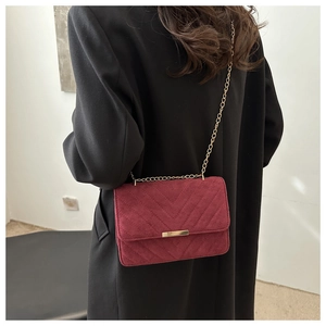 Sac bandoulière bordeaux en cuir matelassé avec une élégante chaîne dorée
