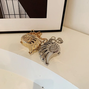 Elegantes bolsos de noche metálicos con forma de nautilo en oro y plata con cadena