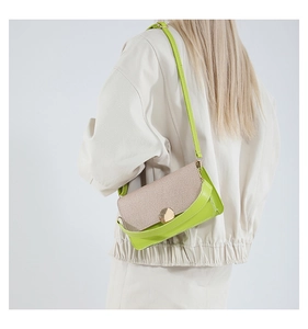 Detalle del bolso patchwork de cuero verde neón con hebilla dorada y correa fina