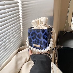 Blaue Minitasche mit Leopardenmuster, Perlengriff und Metallkette für Damen