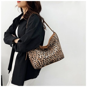 Detail der großen Hobo-Tasche mit Leopardenmuster, braunem Lederbesatz und Schultergurt