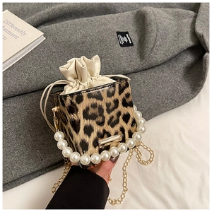 Schicke Mini-Box-Tasche mit Leopardenmuster, Perlen-Griff und goldener Kette