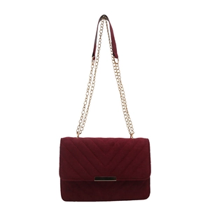 Bolso bandolera de ante acolchado burdeos con cadena y adorno metálico dorado