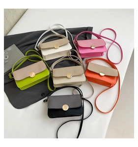 Vista plana de bolsos bandolera pequeños en varios colores con solapa de textura