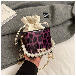 Violette Box-Tasche mit Leopardenmuster, Perlengriff und goldener Kette in Glanzoptik