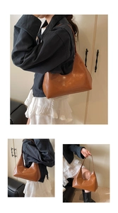 Dettaglio borsa hobo vintage marrone caramello con finitura liscia e logo a rilievo