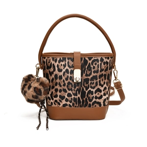 Leopard-Eimertasche mit braunem Lederbesatz und Plüsch-Anhänger in der Frontansicht