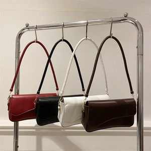 Bolsos bandolera pequeños con solapa en color granate, negro, crema y marrón café