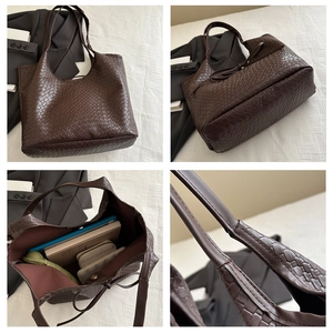Détails d'un grand sac cabas tressé marron foncé montrant sa capacité de rangement