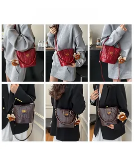 Collage du sac seau matelassé avec charme chouette et fermoir tournant doré élégant