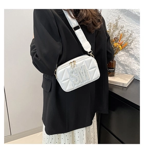 Witte crossbodytas met SM-logo, geometrische stiksels en brede schouderriem