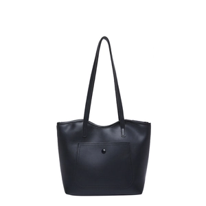 Grand sac cabas en cuir mat noir avec poche externe et longues bandoulières souples