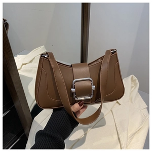 Vue détaillée du sac porté épaule en cuir PU marron foncé avec boucle métallique carrée
