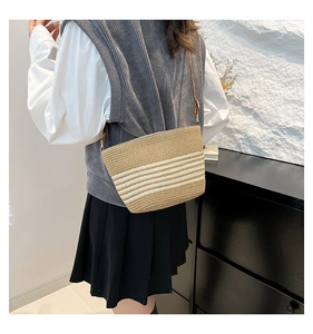 Détails du tissage en paille du sac seau kaki avec motif de rayures blanches élégantes