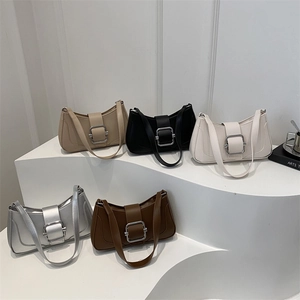 Sacs portés épaule en forme de croissant en cinq couleurs avec grandes boucles argentées chics