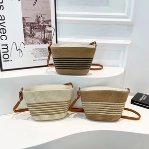 Trois sacs seaux en paille élégants à rayures avec bandoulière en cuir et boucles métalliques