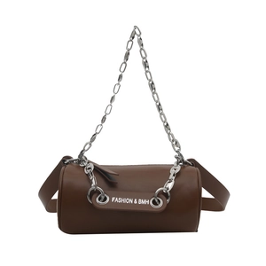 Sac cylindrique marron avec chaîne argentée et large bandoulière en cuir