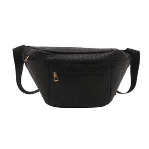 Bolso de pecho tejido negro con cremallera dorada y correa de tela ajustable
