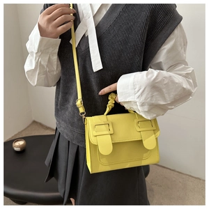 Sac jaune en cuir PU avec poignée plissée et lanières à boucles carrées en gros plan