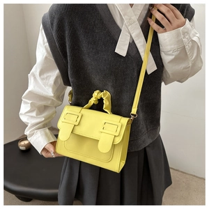 Sac à bandoulière jaune vif porté par un mannequin pour référence de taille et de style
