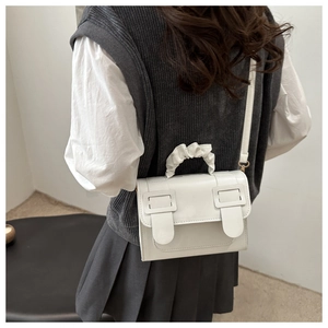 Détail du sac bandoulière blanc avec poignée froncée en nuage et bandoulière ajustable