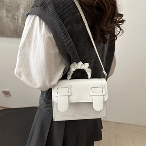 Sac à bandoulière minimaliste en cuir PU blanc avec poignée plissée et boucle carrée