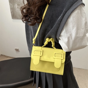 Sac bandoulière jaune vif minimaliste avec poignée plissée et rabat magnétique