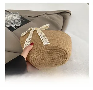 Gros plan détaillé montrant la base tissée durable et la texture du sac de plage en paille