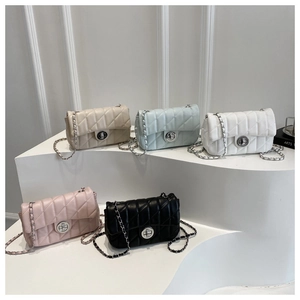 Détails de cinq sacs à bandoulière matelassés colorés avec chaînes sur des marches