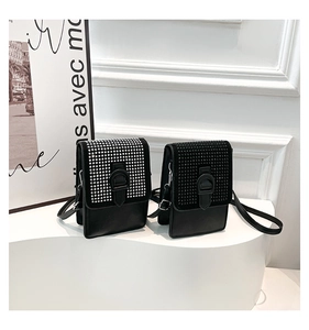 Détail de mini sacs noirs avec strass scintillants, clous argentés et boucles en métal D